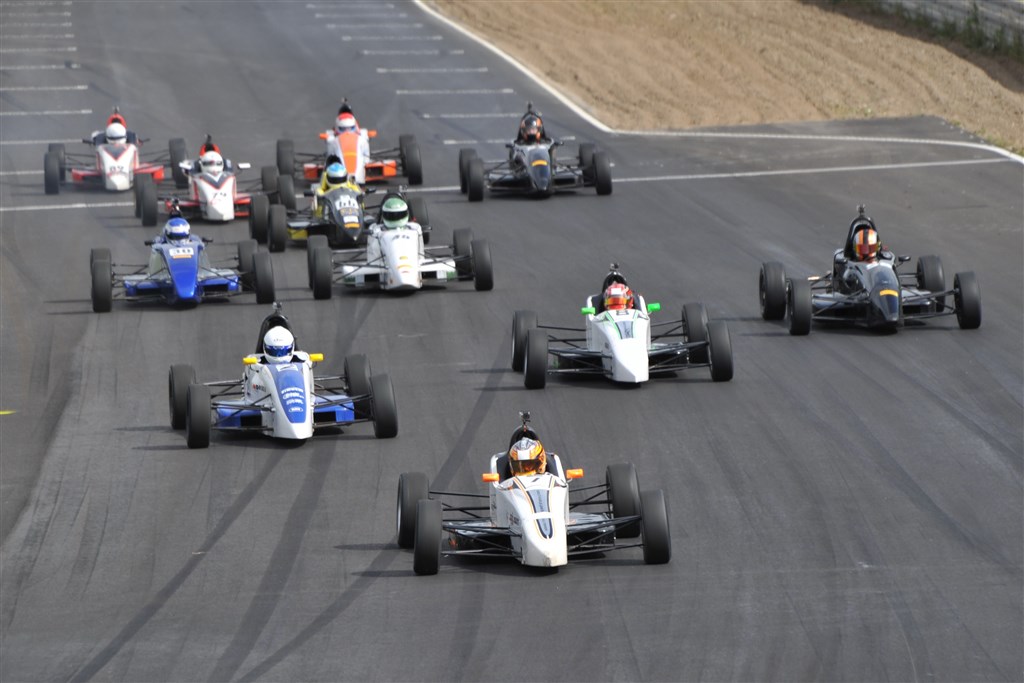Jan Jønck (forrest) vandt to af weekendens tre løb for Formel Ford på Ring
(Foto: Henning Smed)